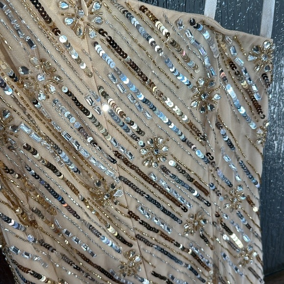 Mac Duggal women’s Cream One-Shoulder Dress with flower feather detail size 2. - Picture 12 of 13